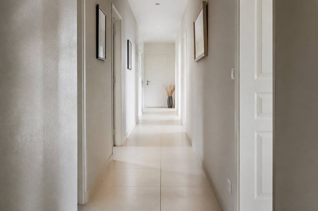 Comment choisir un carrelage pour un couloir étroit afin de gagner en luminosité et en profondeur Comment choisir un carrelage pour un couloir étroit afin de gagner en luminosité et en profondeur